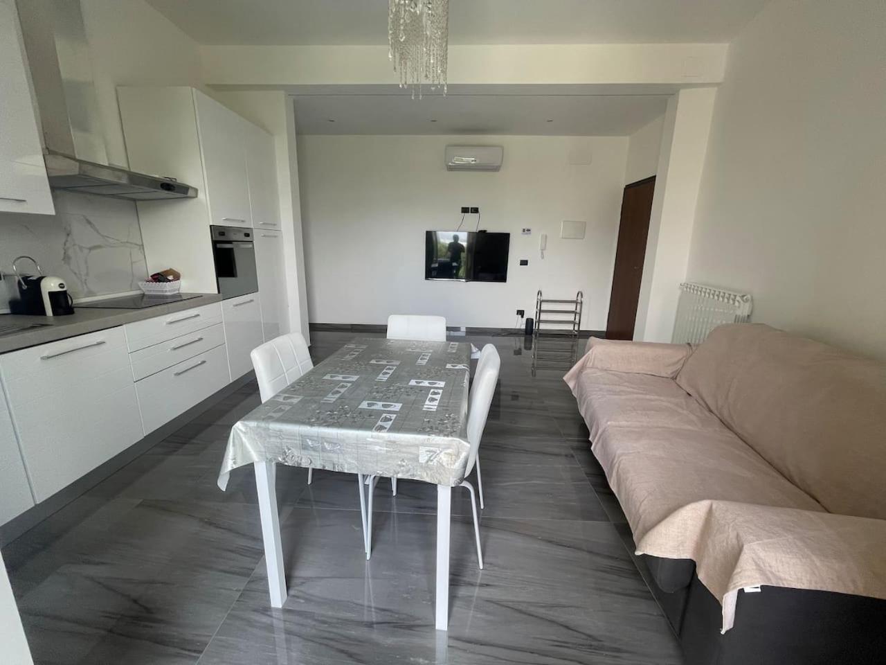 Autumn Appartement Vado Ligure Buitenkant foto